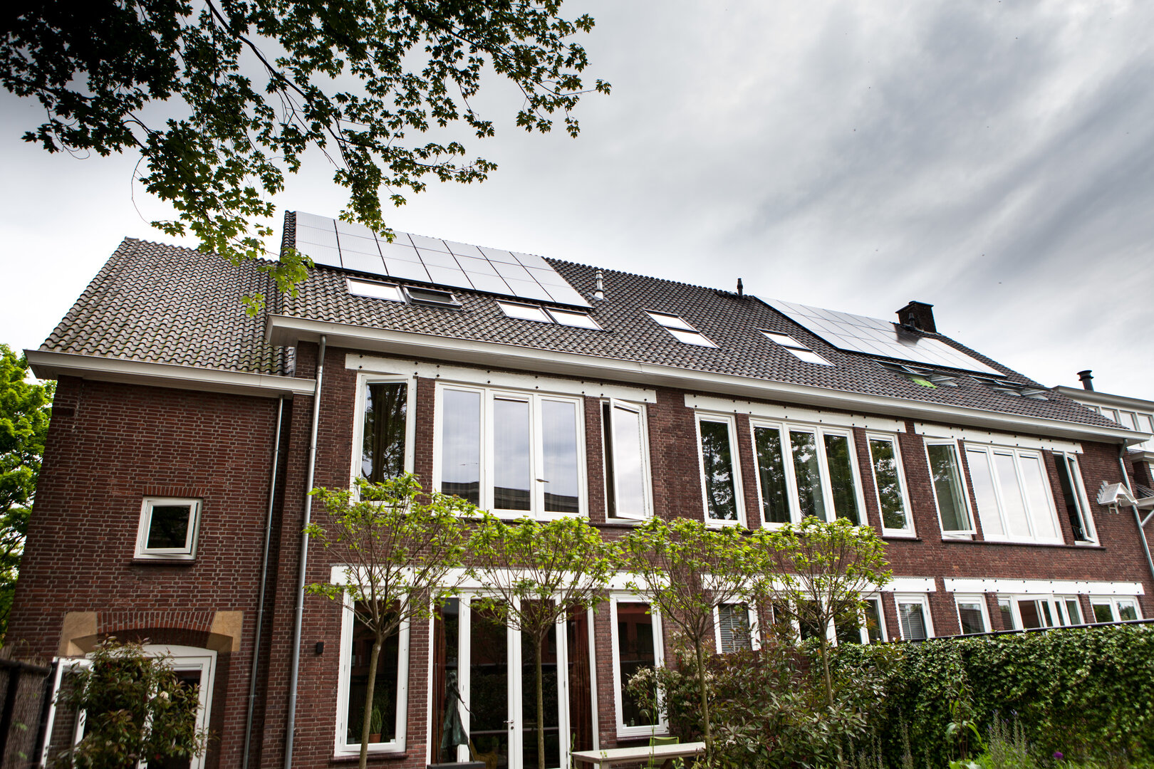 zonnepanelen en voorgevel huis
